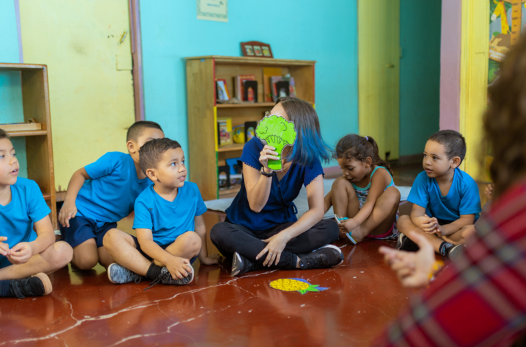 FIFCO, Universidad Latina and CEN-CINAIs teach English to more than 300 children in Guanacaste