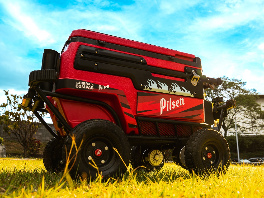 Pilsen presenta “Hieleneitor”: una hielera 4x4 manejada a control remoto