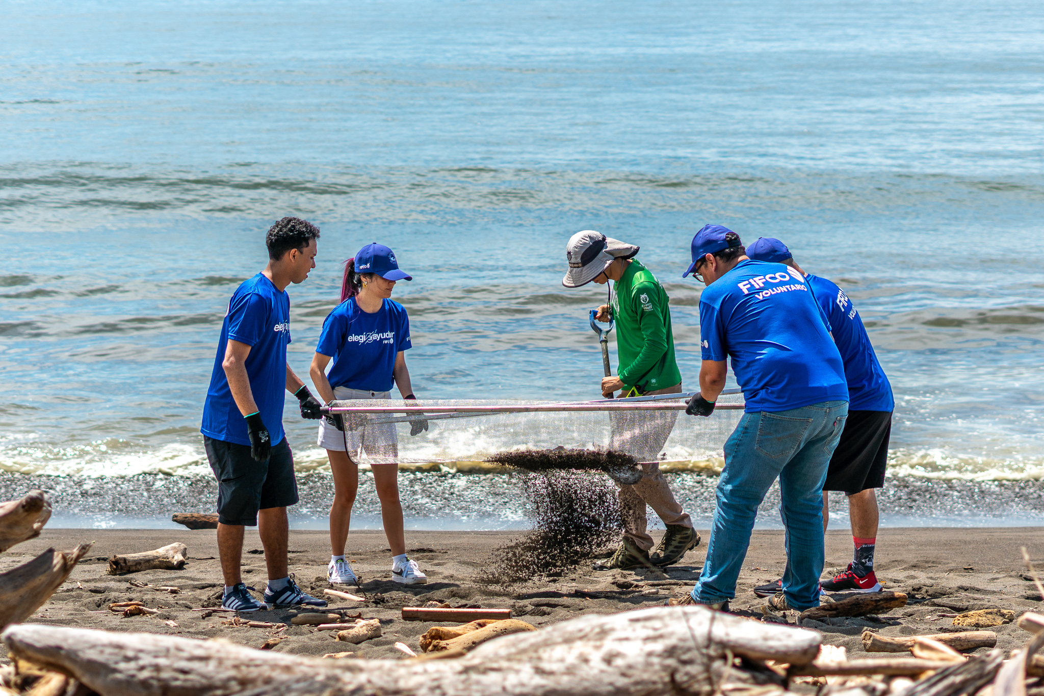 FIFCO incorpora la recolección de microplásticos en sus jornadas de voluntariado ambiental