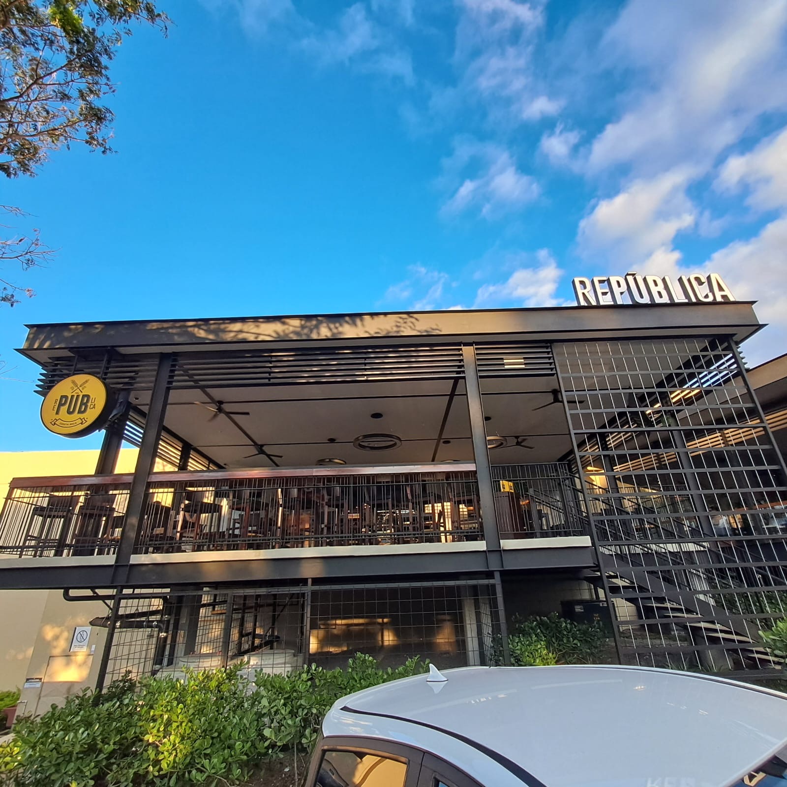 REPÚBLICA abre su cuarto local en Multiplaza Escazú